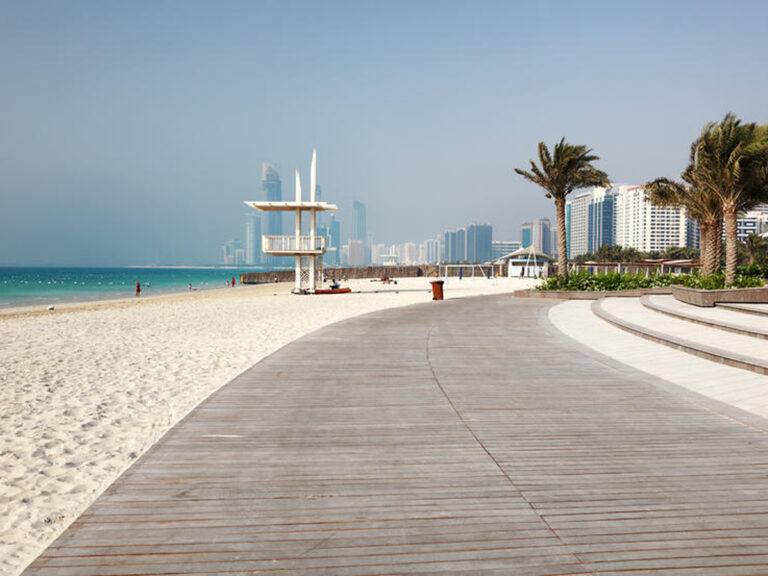 Chill-on-the-Corniche